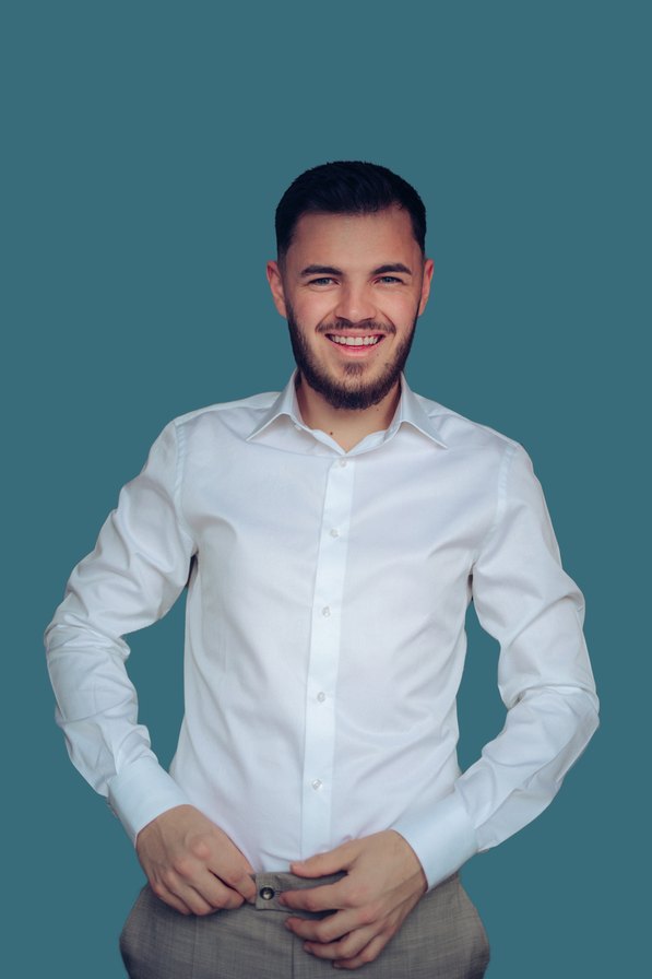 Emanuel Rusu, Shopify-Entwickler, im weissen Hemd